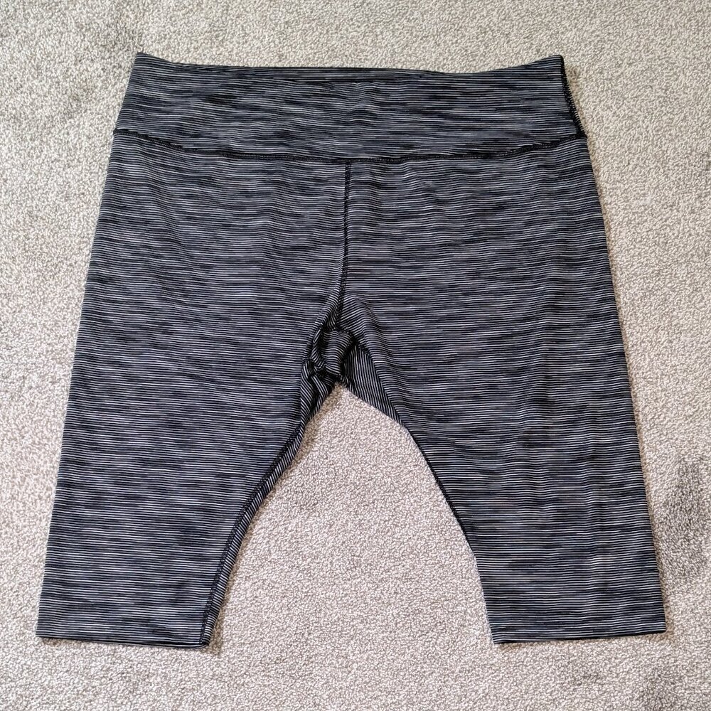 Black/Gray High Rise Yoga Activewear Short Leggings; Size 3X